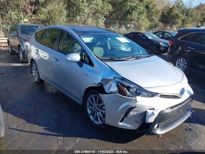 Toyota Prius v 2015