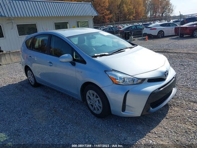 Toyota Prius v 2015