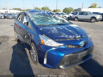 Toyota Prius v 2015