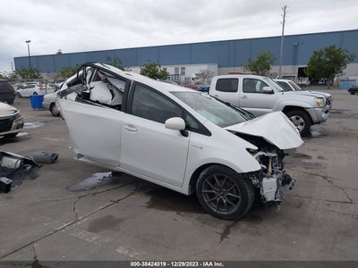 Toyota Prius v 2015