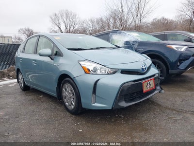 Toyota Prius v 2017