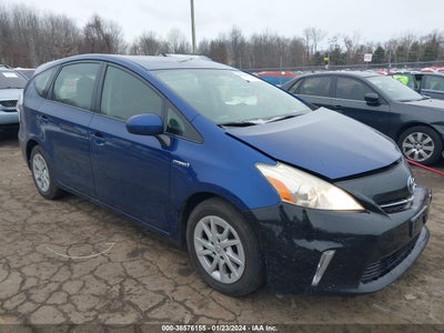Toyota Prius v 2013