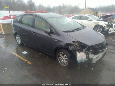 Toyota Prius v 2013