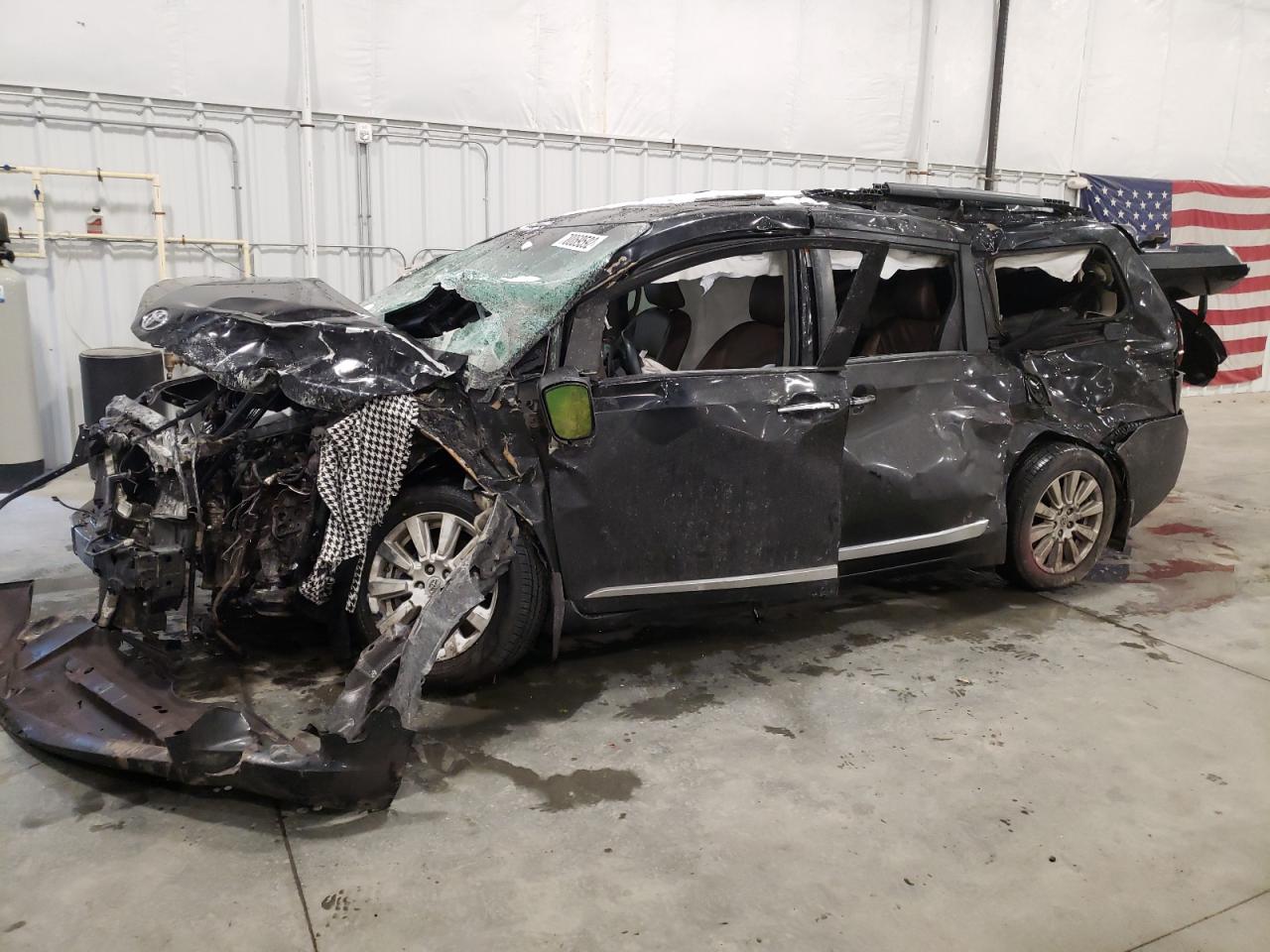 TOYOTA SIENNA XLE 2017