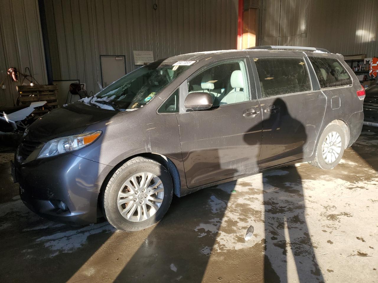 TOYOTA SIENNA XLE 2013