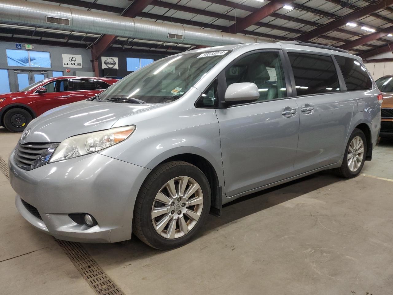 TOYOTA SIENNA XLE 2011