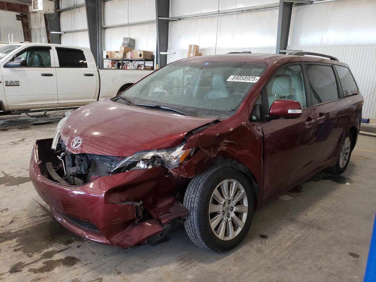 TOYOTA SIENNA XLE 2013