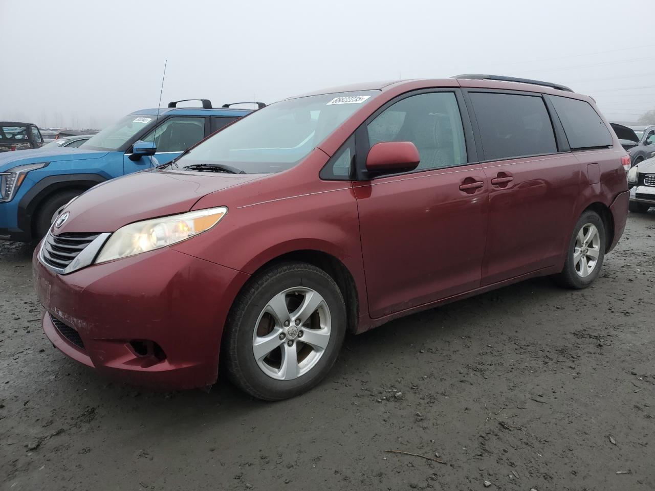 TOYOTA SIENNA LE 2011