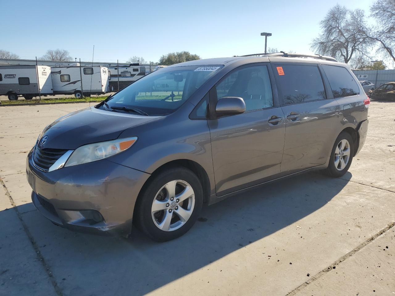 TOYOTA SIENNA LE 2011