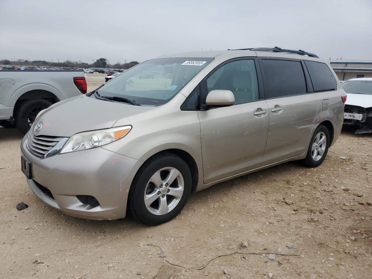 TOYOTA SIENNA LE 2015