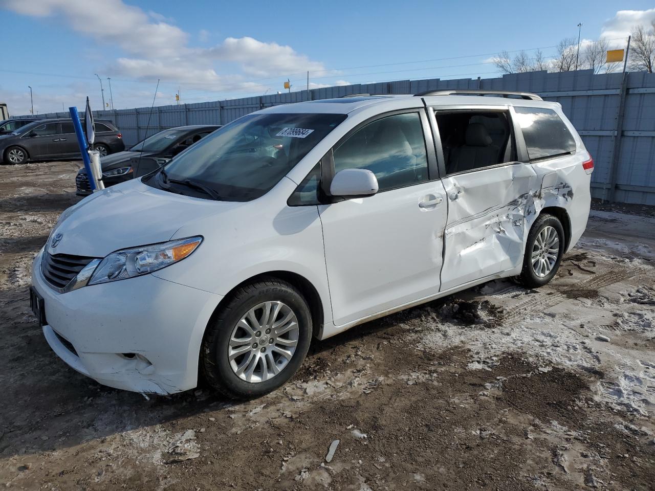 TOYOTA SIENNA XLE 2011