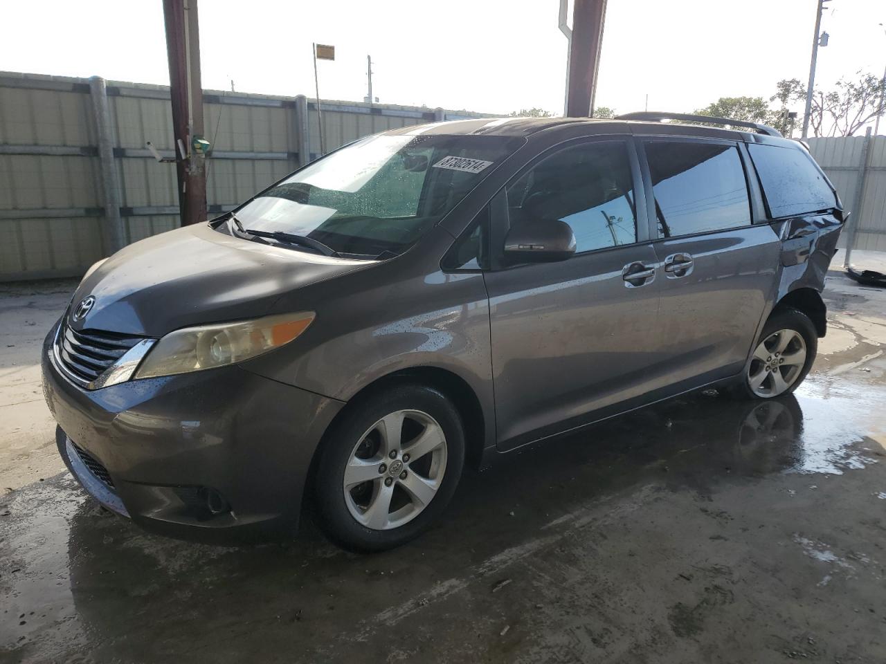 TOYOTA SIENNA LE 2011