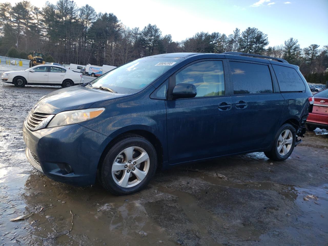 TOYOTA SIENNA LE 2011