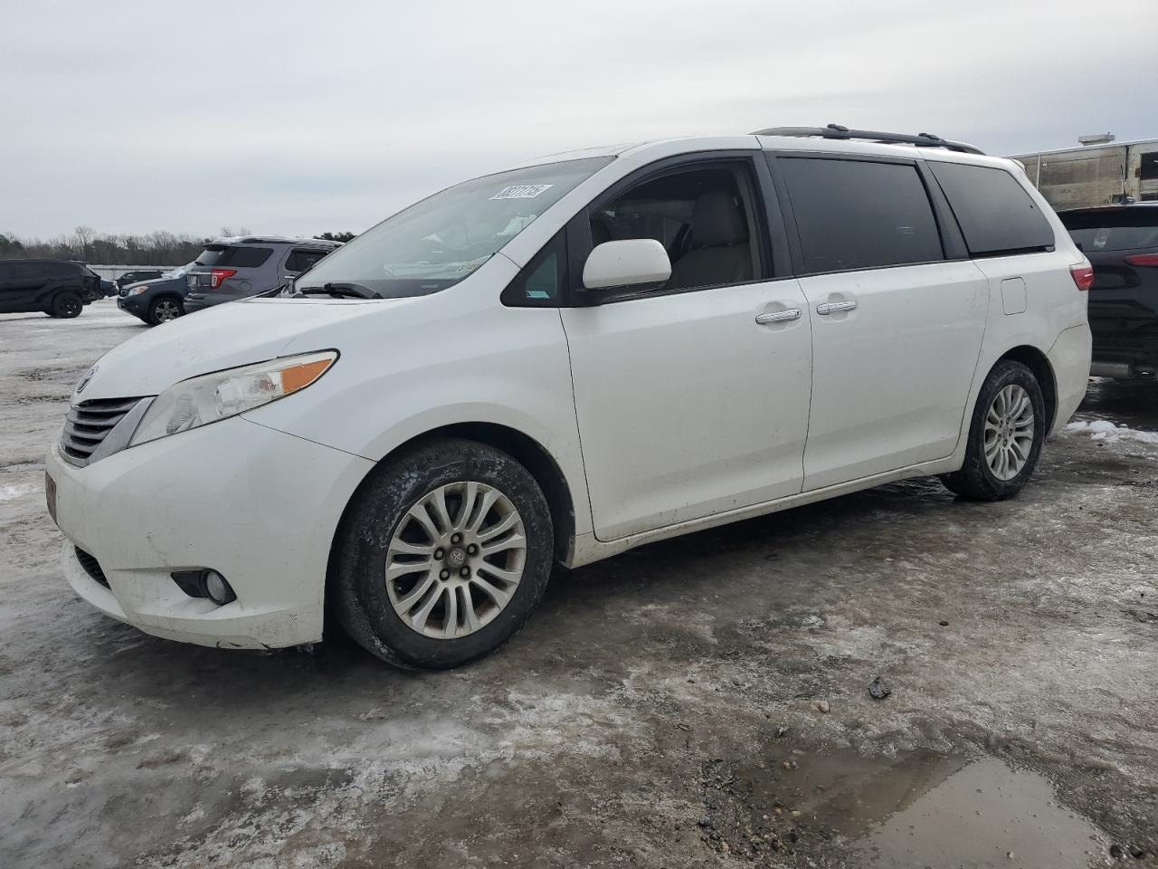 TOYOTA SIENNA XLE 2015