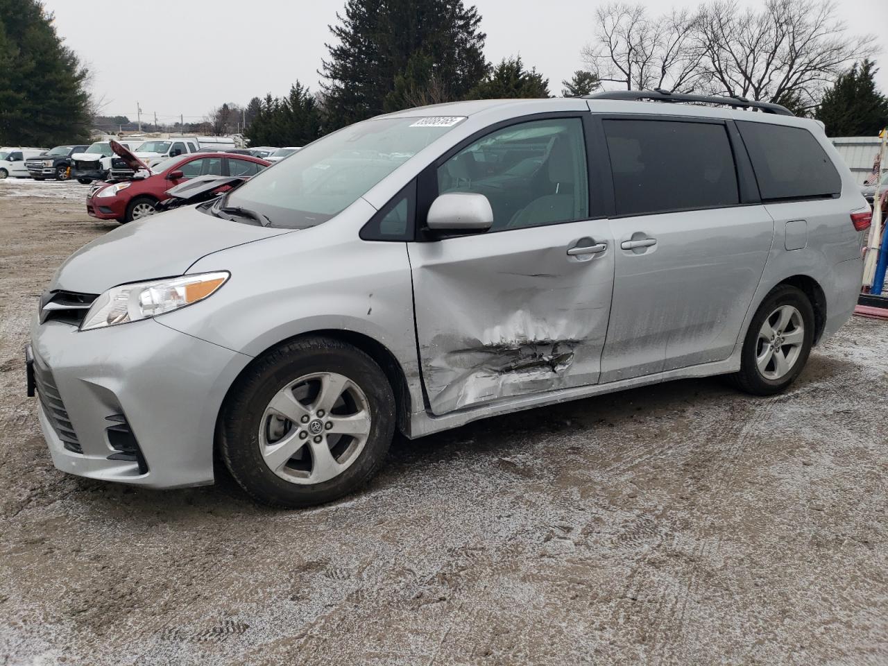 TOYOTA SIENNA LE 2019