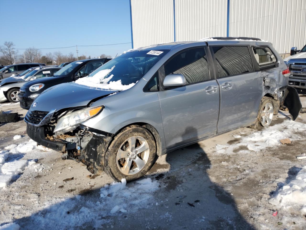 TOYOTA SIENNA LE 2011