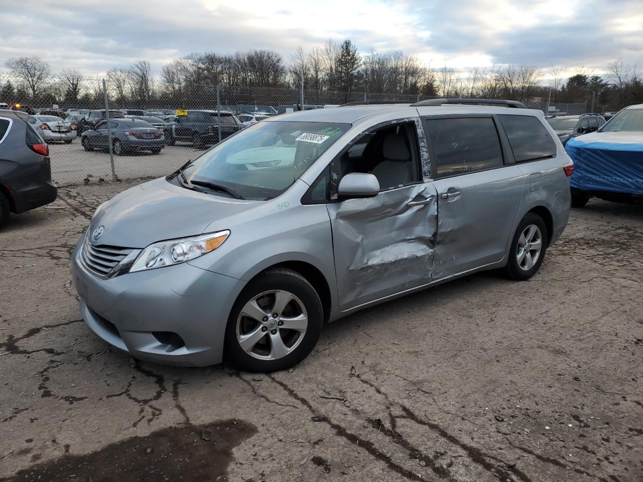 TOYOTA SIENNA LE 2015