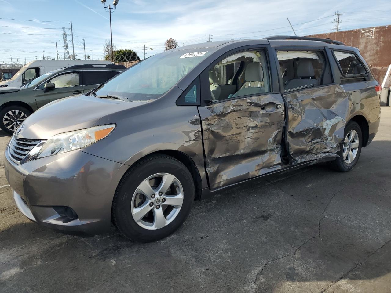 TOYOTA SIENNA LE 2014