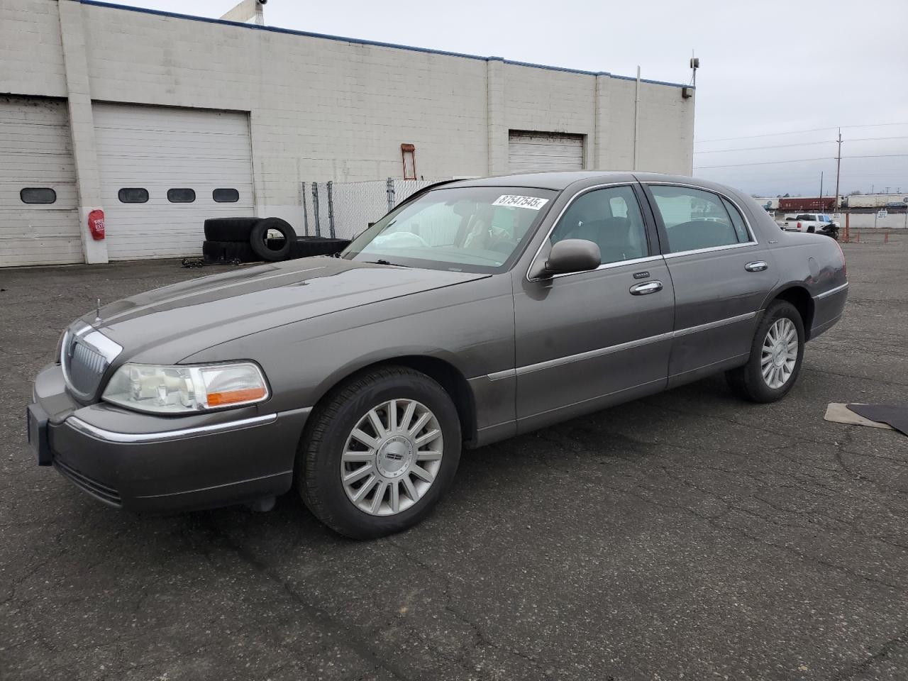 LINCOLN TOWN CAR E 2004