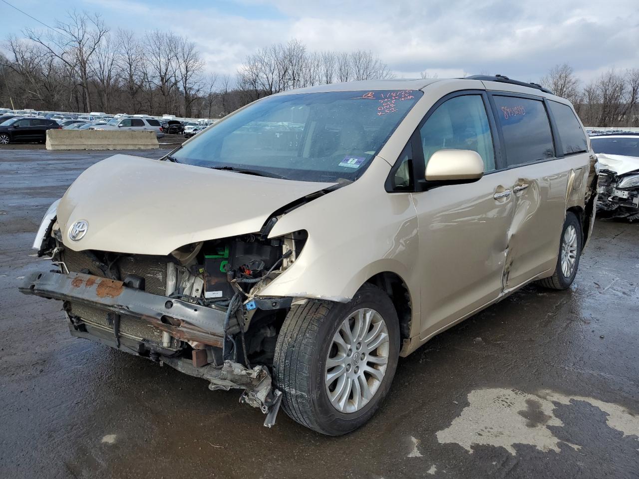 TOYOTA SIENNA XLE 2011