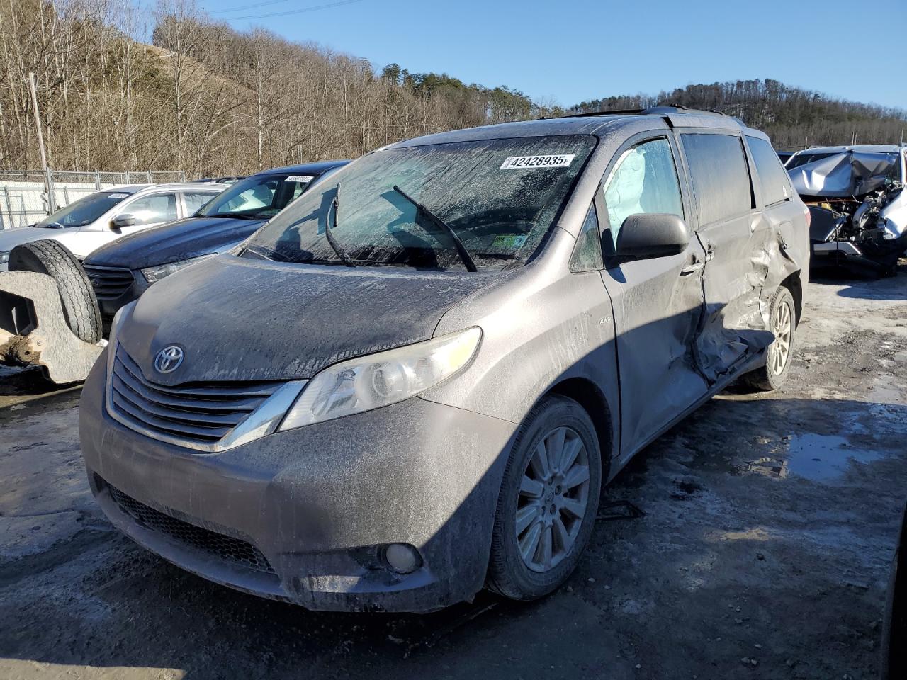 TOYOTA SIENNA XLE 2017