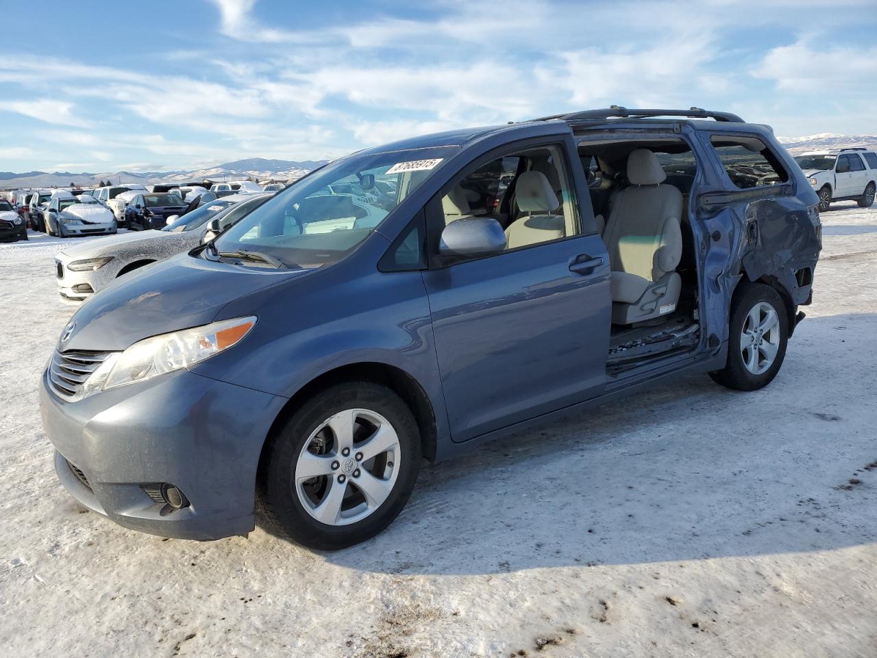 TOYOTA SIENNA LE 2016