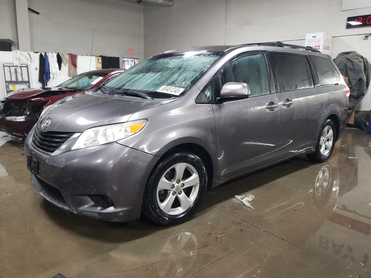 TOYOTA SIENNA LE 2013