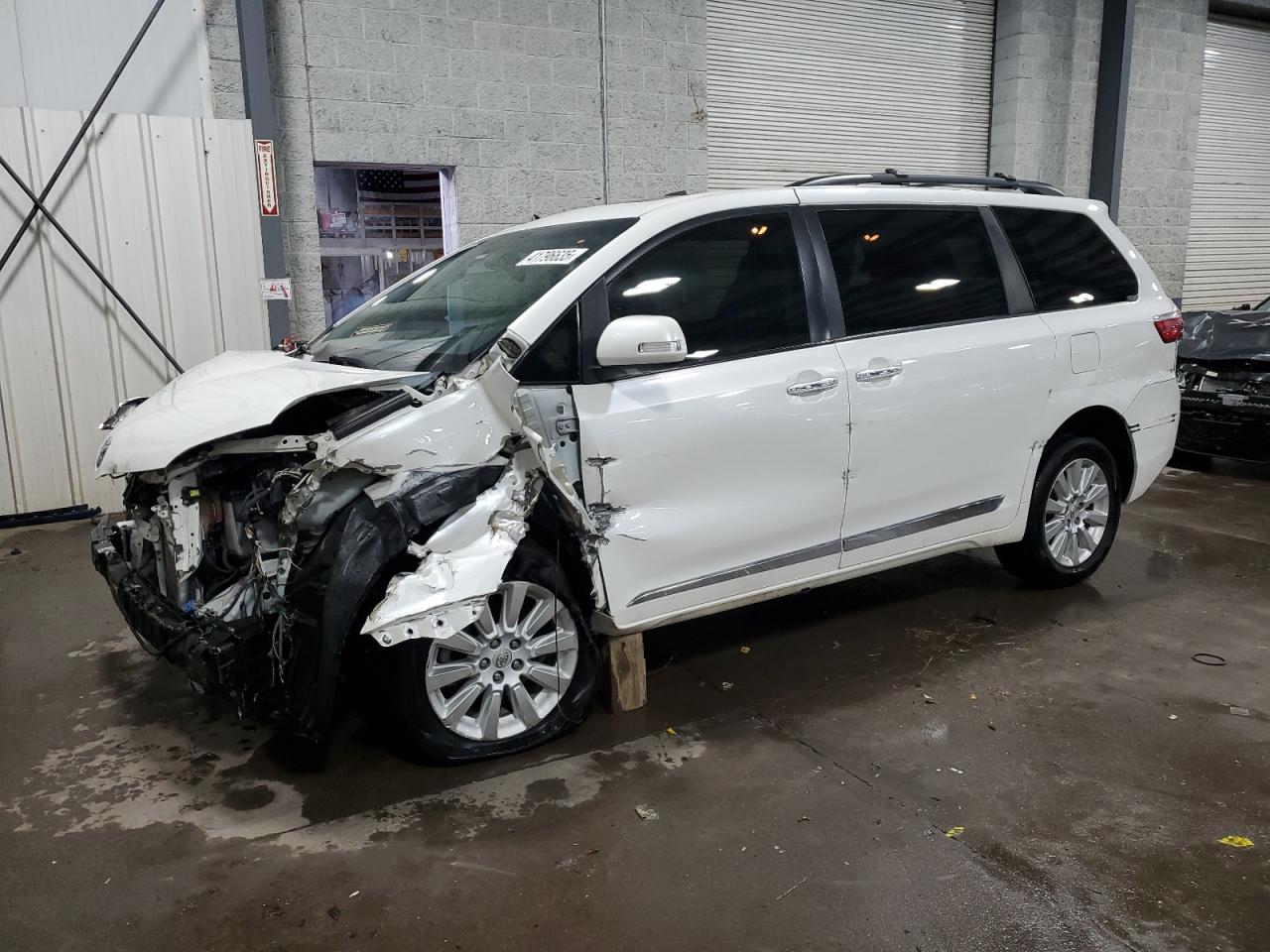 TOYOTA SIENNA XLE 2015