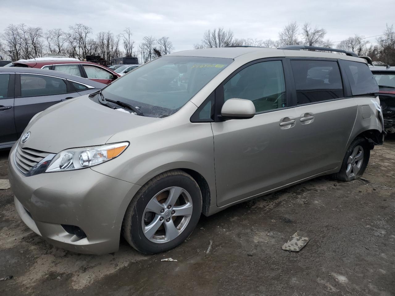 TOYOTA SIENNA LE 2017