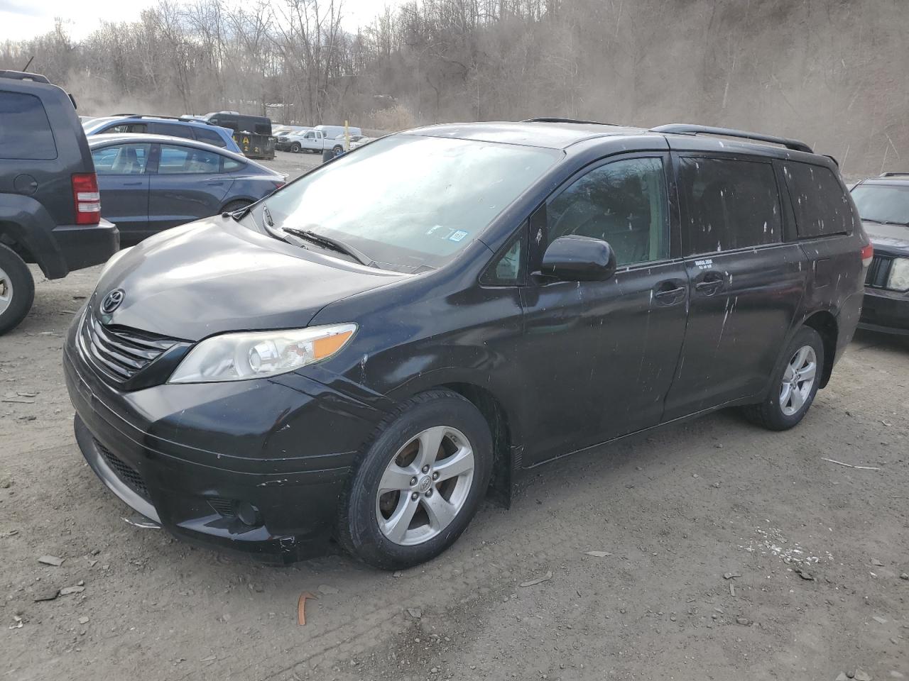 TOYOTA SIENNA LE 2014