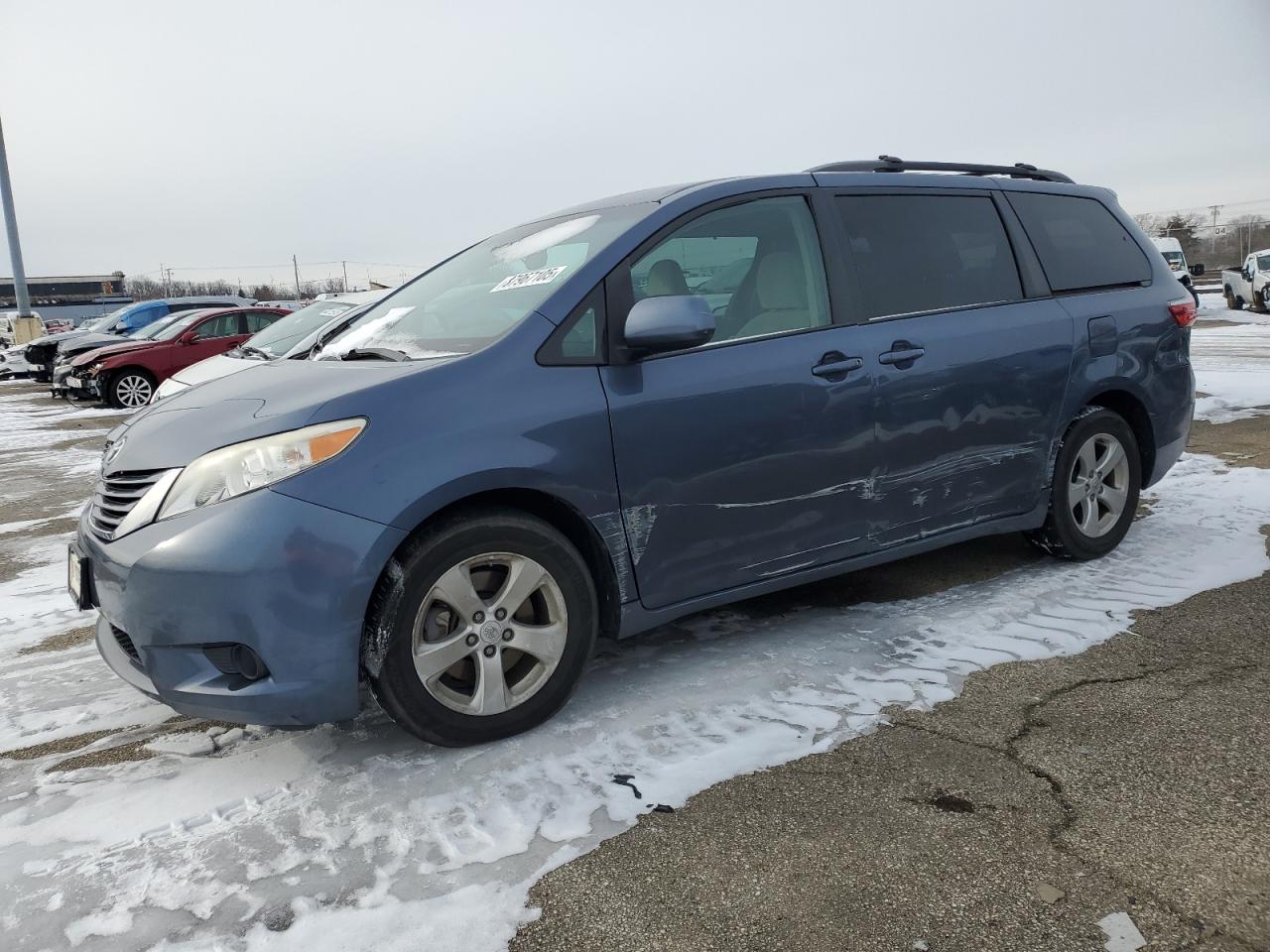 TOYOTA SIENNA LE 2015