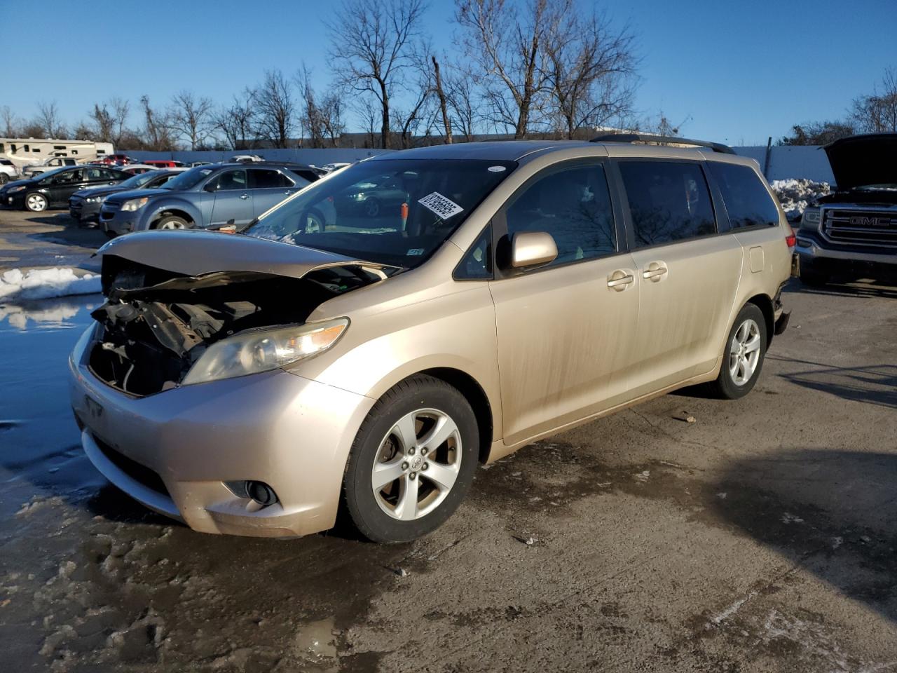 TOYOTA SIENNA LE 2013