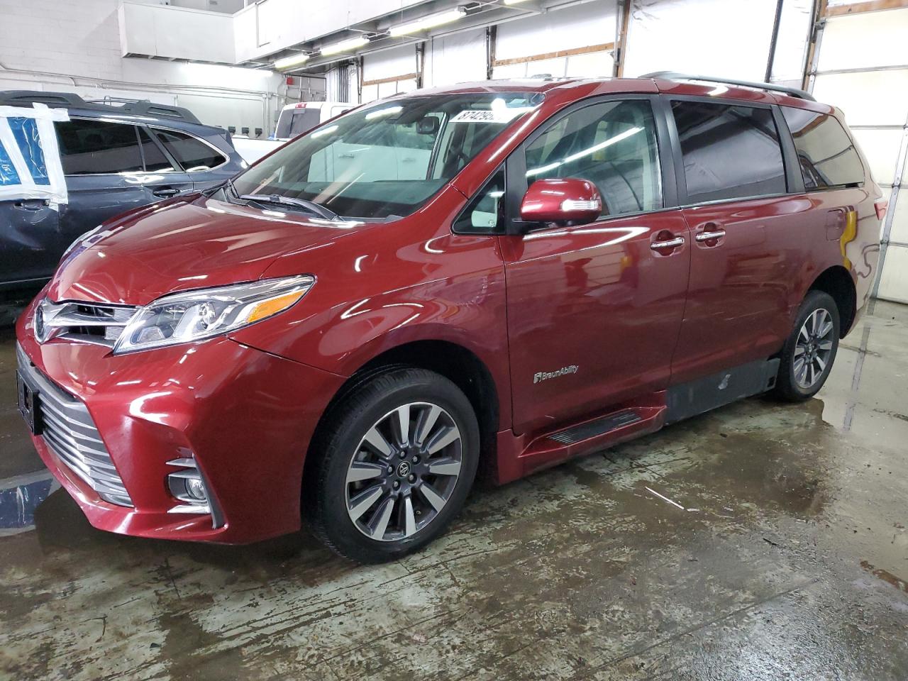 TOYOTA SIENNA XLE 2020
