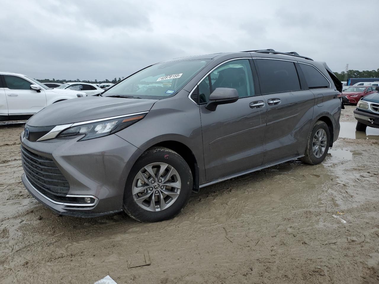 TOYOTA SIENNA XLE 2024