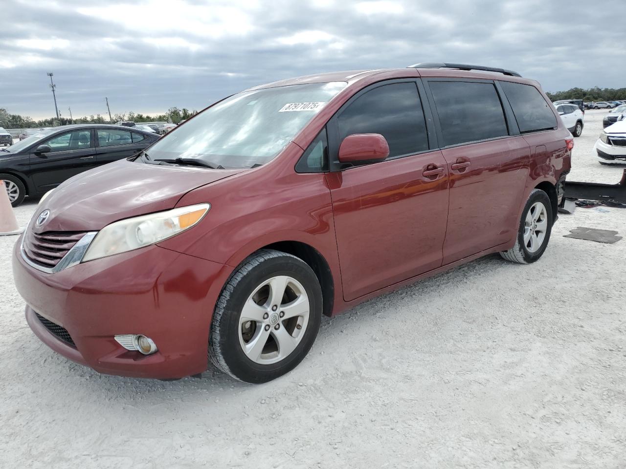 TOYOTA SIENNA LE 2017