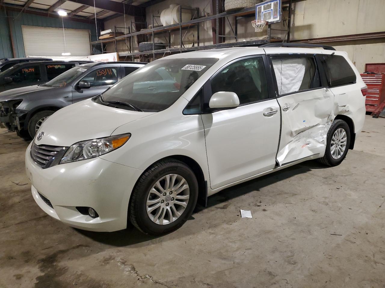 TOYOTA SIENNA XLE 2017