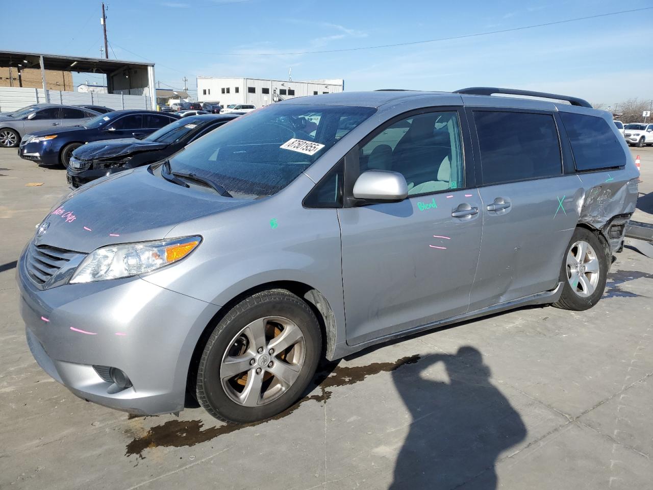 TOYOTA SIENNA LE 2016