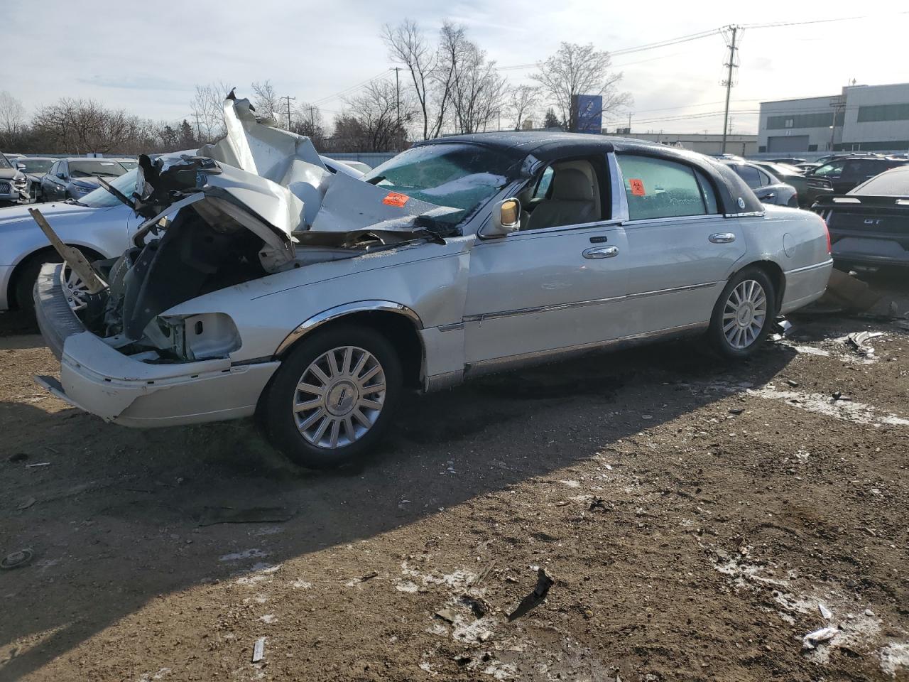 LINCOLN TOWN CAR U 2004