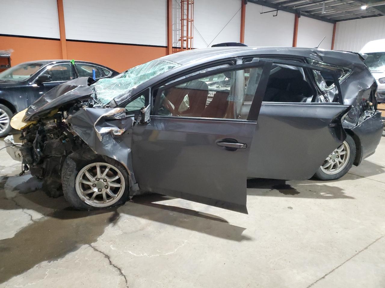 TOYOTA PRIUS V 2015