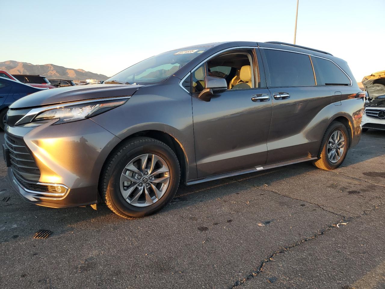 TOYOTA SIENNA XLE 2022