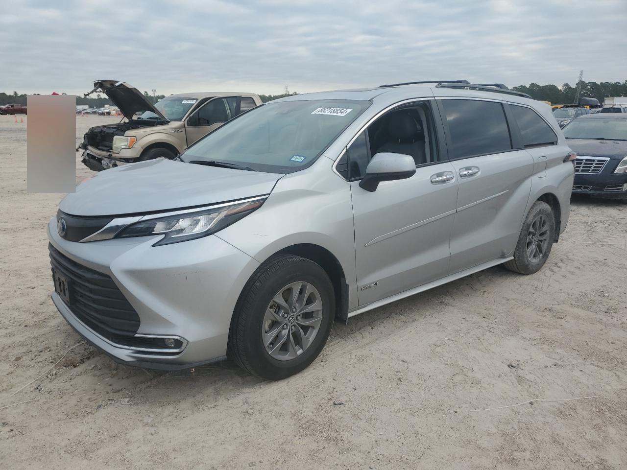 TOYOTA SIENNA XLE 2021