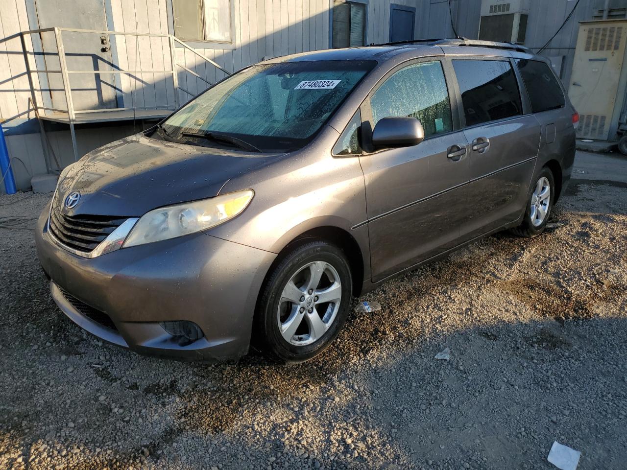 TOYOTA SIENNA LE 2011