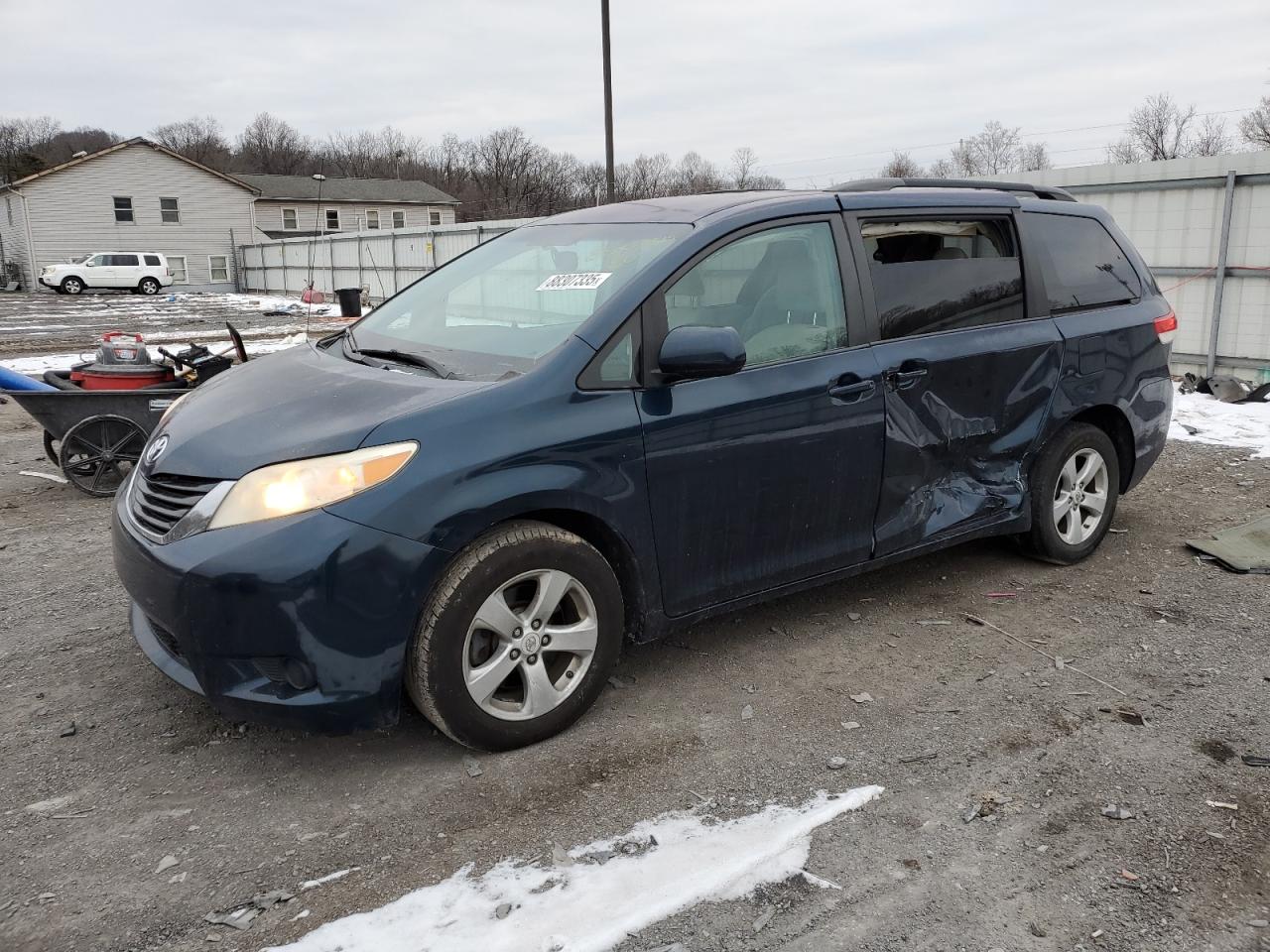 TOYOTA SIENNA LE 2012