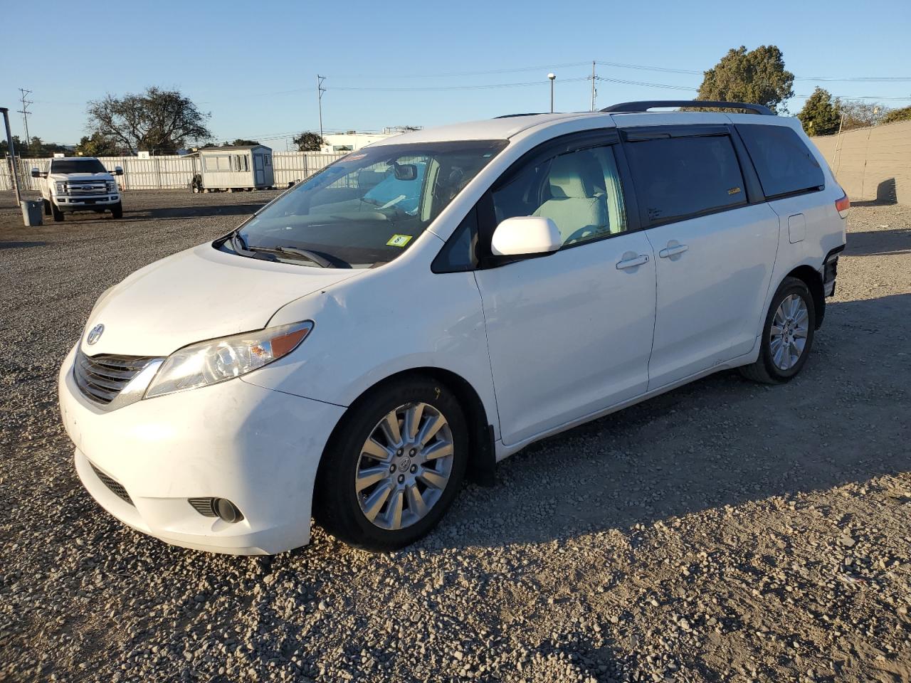 TOYOTA SIENNA LE 2013