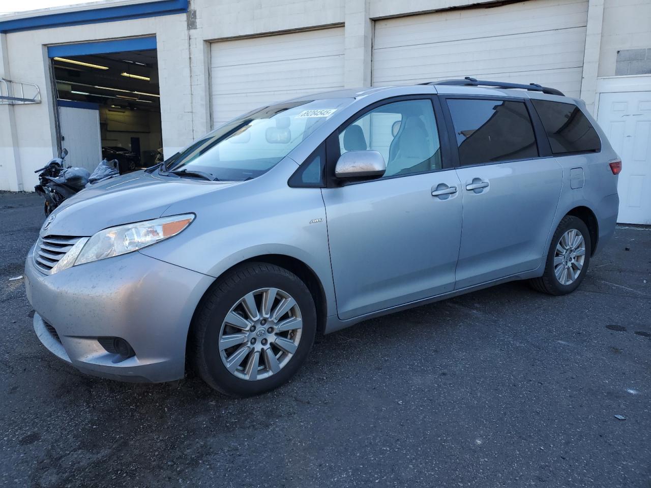 TOYOTA SIENNA LE 2017