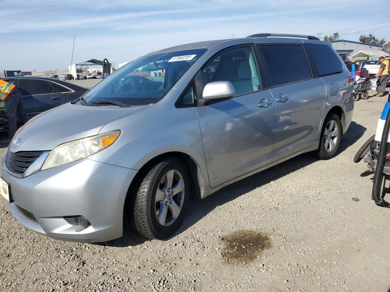 TOYOTA SIENNA LE 2011
