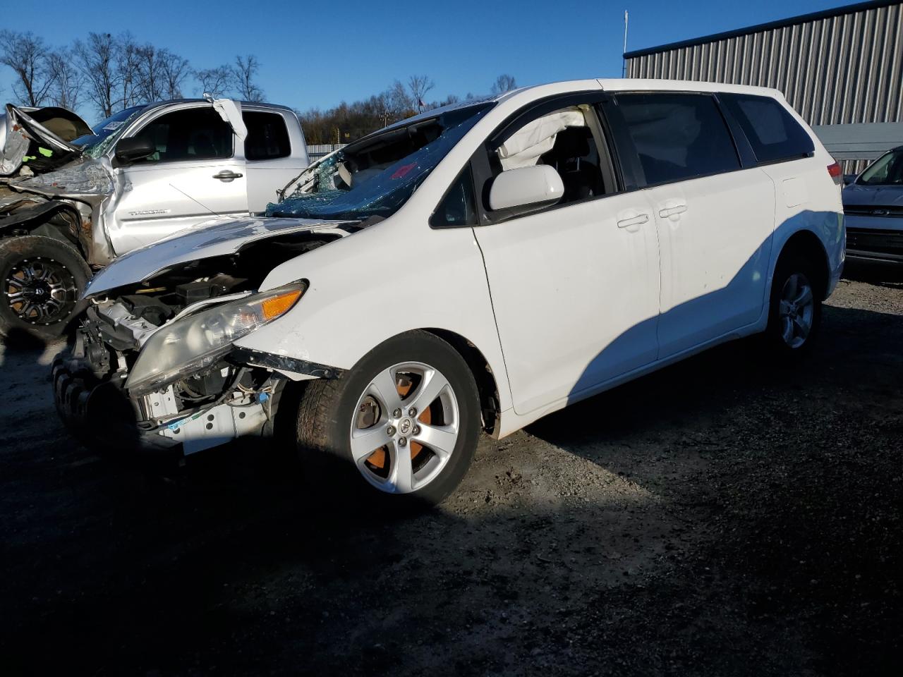 TOYOTA SIENNA LE 2011