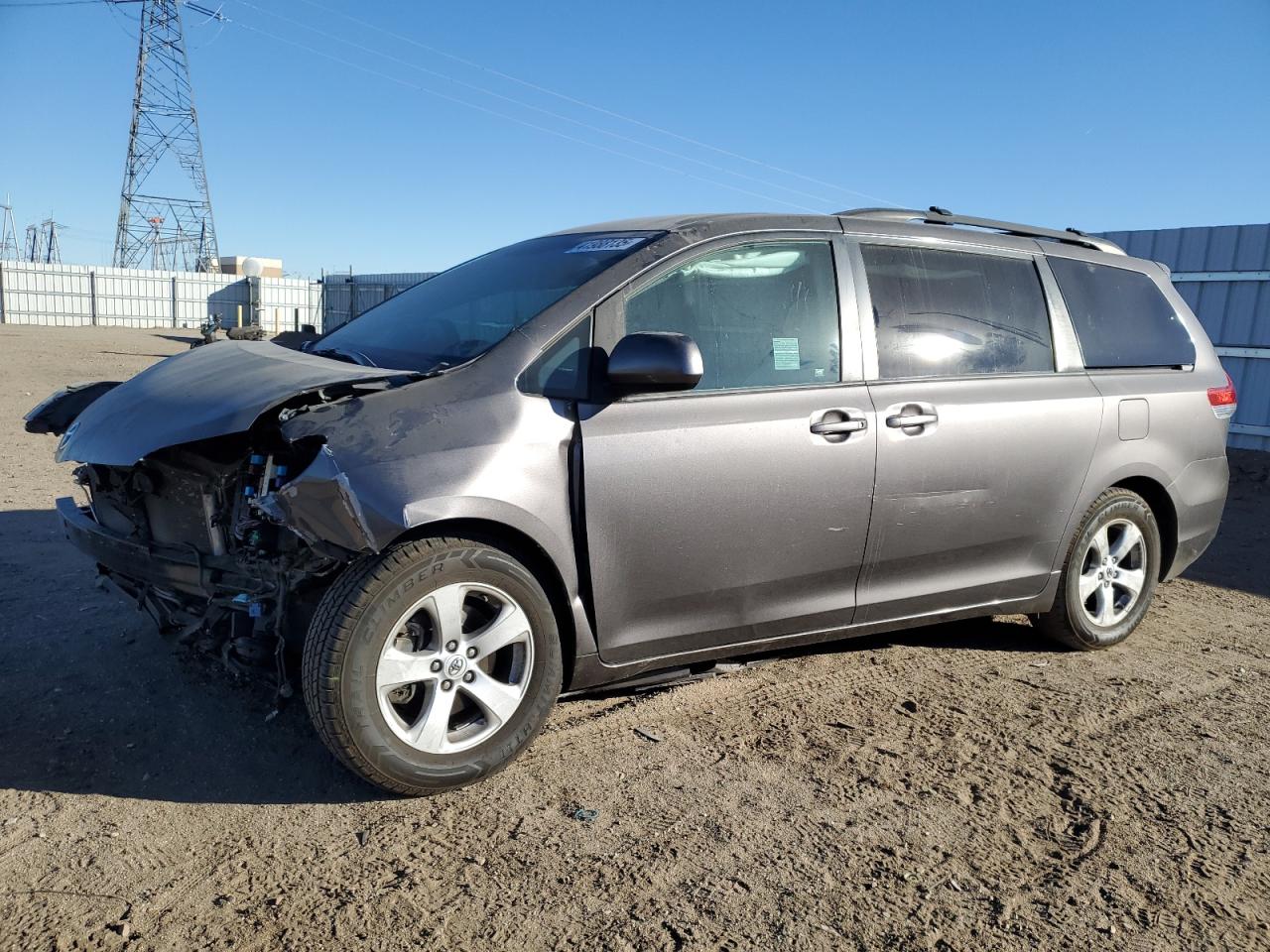 TOYOTA SIENNA LE 2011