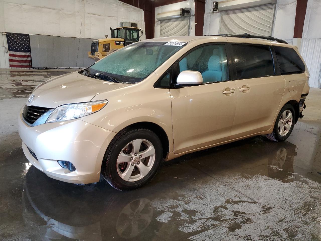 TOYOTA SIENNA LE 2011
