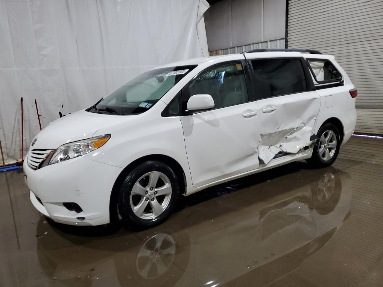 TOYOTA SIENNA LE 2015